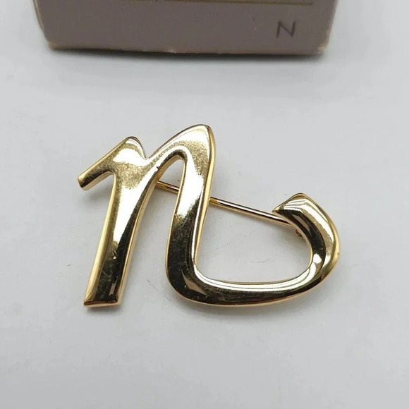 Vintage Avon Special Touch Initial Pin N Gold Tone Brooch Small 1986 - Picture 2 of 4